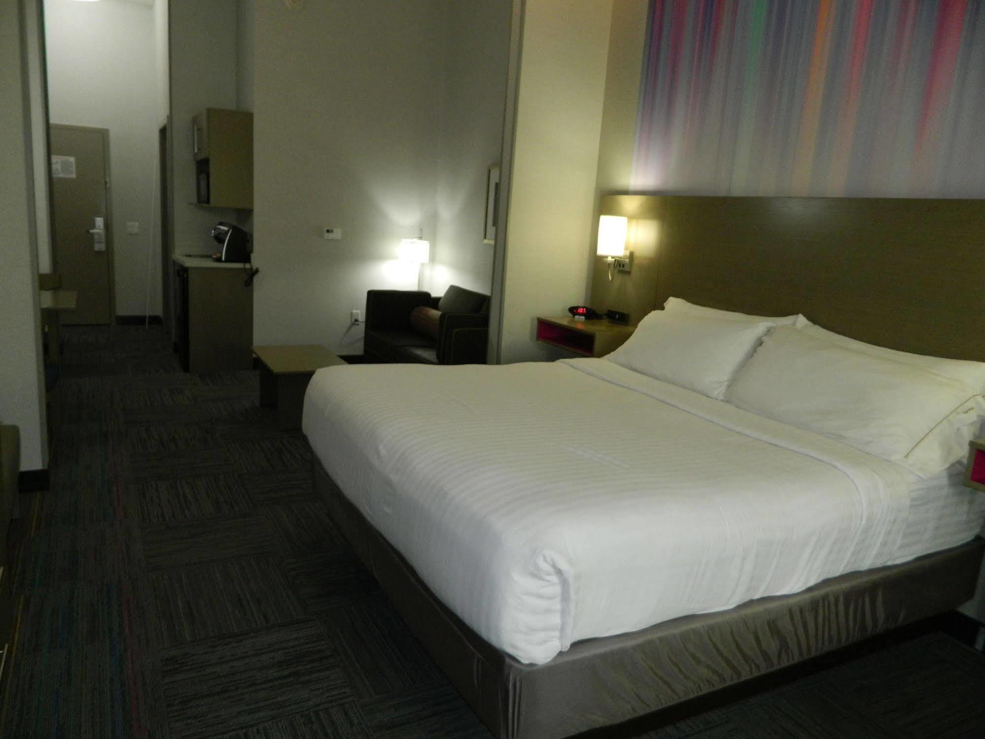 Express & By Ihg Hotel 3*
